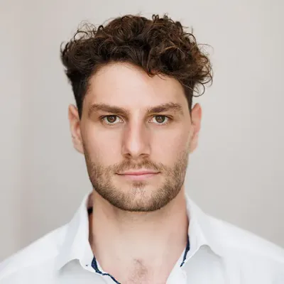 Portraitfoto von Joël Schnabel, Dozent für Schauspiel an der IAF Filmschauspielschule Köln