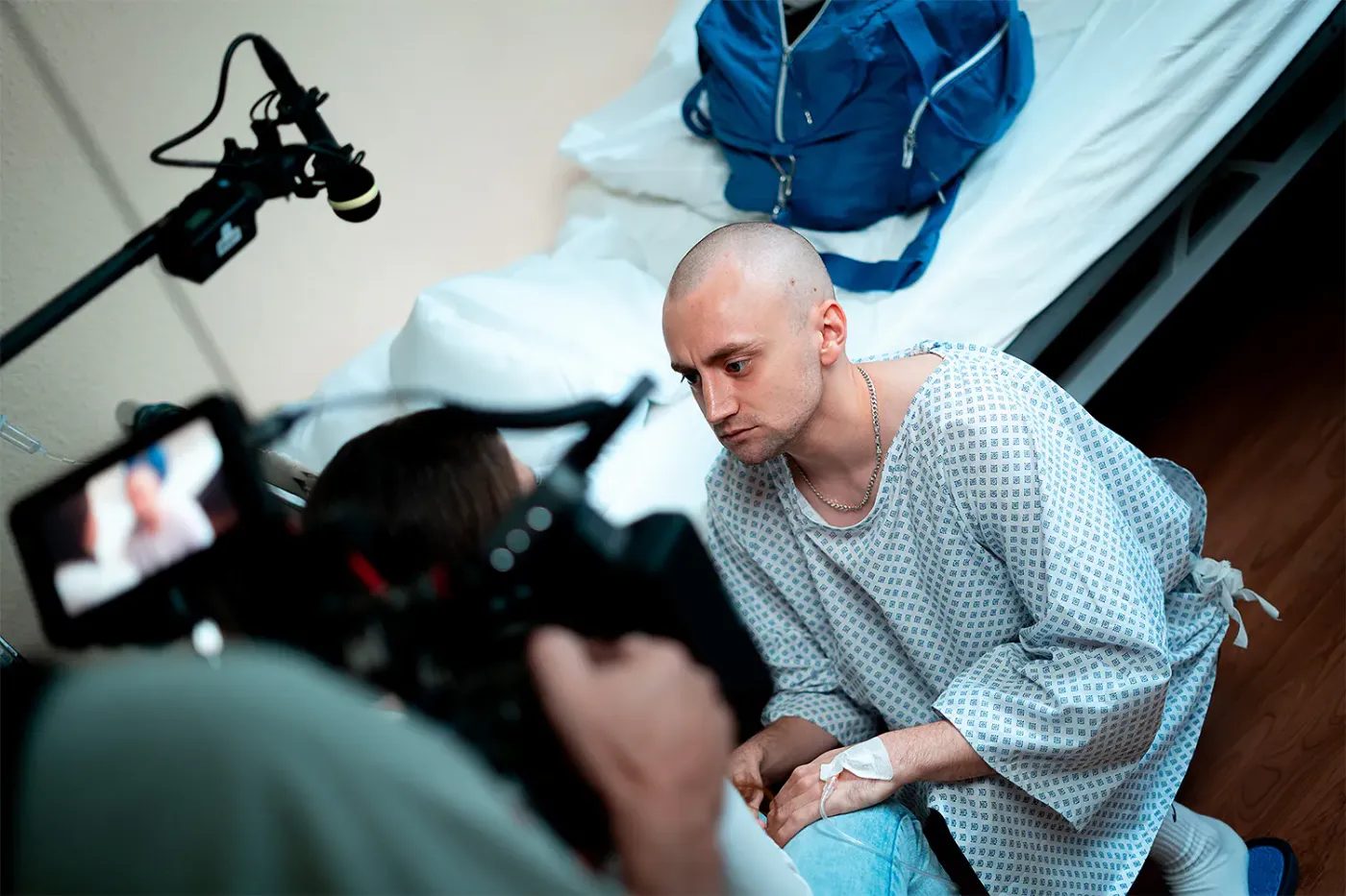Dreh einer Krankenhausszene mit einem jungen Mann im Patientenhemd, Standbild aus dem IAF Abschlussfilm Junky Breakup