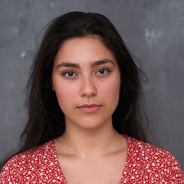 Portraitfoto der Schauspielerin Bêrîvan Başmeydan, IAF Absolventin 2026