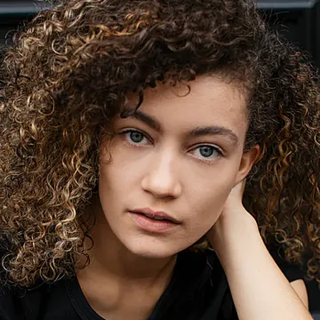 Portraitfoto der Schauspielerin Vanessa Strasser, IAF Absolventin 2021