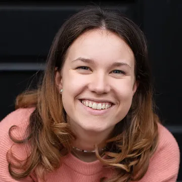 Portraitfoto der Schauspielerin Charlotta Jaccobeit, IAF Absolventin 2023