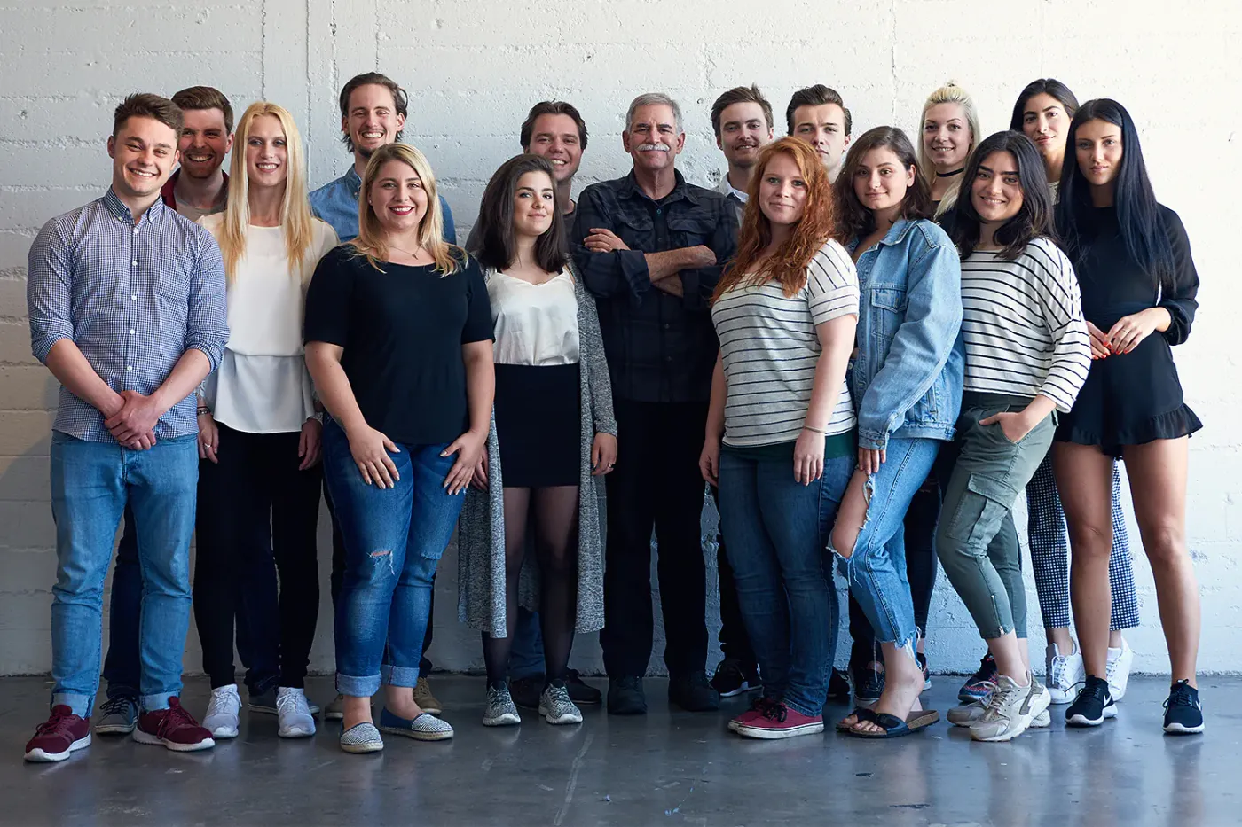 Gruppenfoto des IAF Jahrgangs unter Palmen in Los Angeles, Studienfahrt