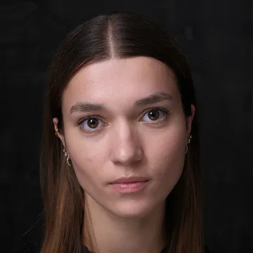 Portraitfoto der Schauspielerin Lia Jandt, IAF Absolventin 2025