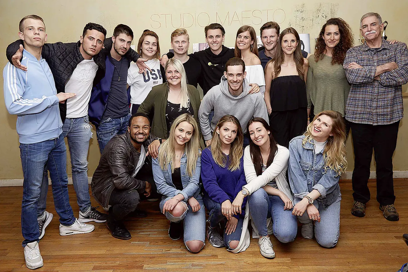 Gruppenfoto mit Coach vor der Wand von Studio Maestro, Los Angeles Workshop der IAF