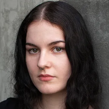 Portraitfoto der Schauspielerin Nele Riedl, IAF Absolventin 2024