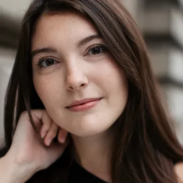 Portraitfoto der Schauspielerin Simone Zorn, IAF Absolventin 2019