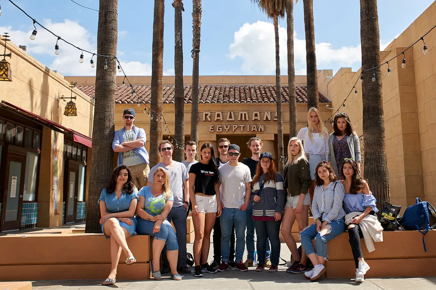 Gruppenfoto vor dem Grauman's Egyptian Theatre in Hollywood, Los Angeles Studienfahrt der IAF