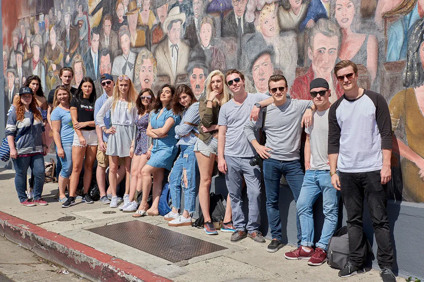 Gruppenfoto des Jahrgangs vor einem Wandbild mit Filmstars in Los Angeles, Studienfahrt der IAF